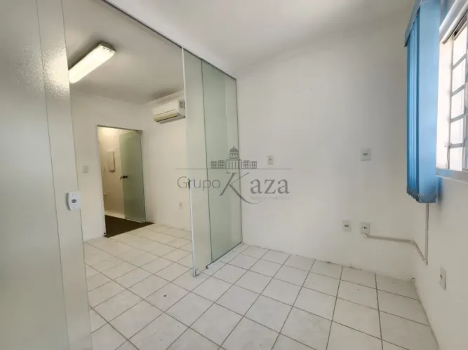Casa Comercial - Bosque dos Ipês - 3 Dormitórios - 65,95m².