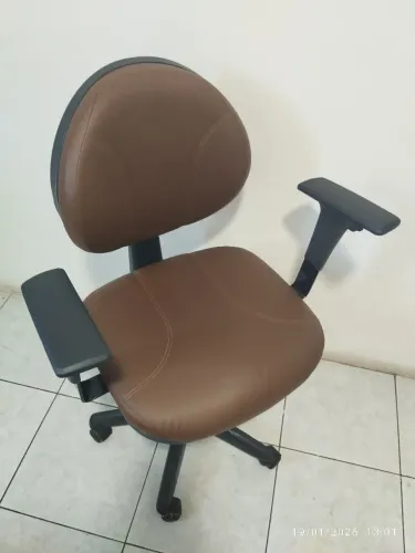 Cadeira Secretária Couro Marrom Ergonômica Giratória Quase Nova R$ 399