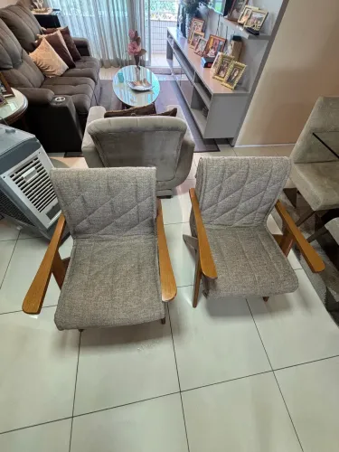 Par de Poltronas/Cadeiras Estofadas em Madeira - Perfeito Estado