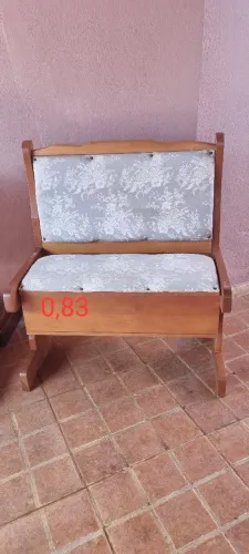Sofá baú de madeira c assento estofado