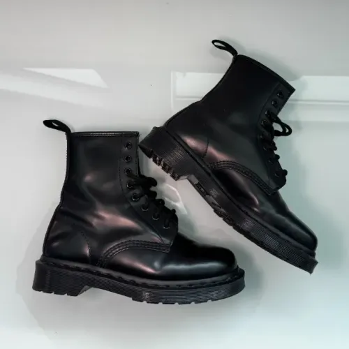 Coturno Dr martens 1460 mono preto 35