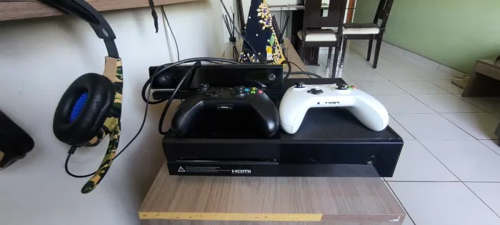 Xbox one 2 controles originais 1 Kinect 1 fone HAD7