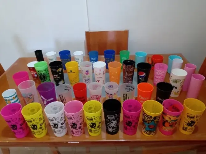 Lote de copos coloridos por 50 reais