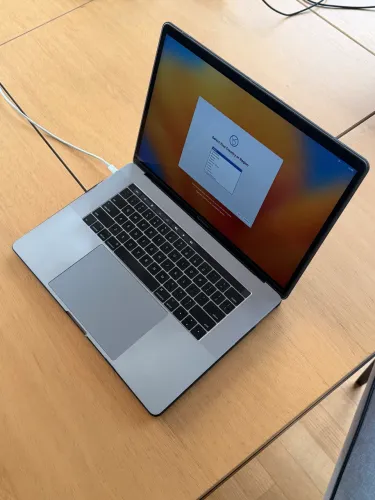 MacBook Pro 15? 2017 i7 16GB SSD 500GB Touch Bar + Case
