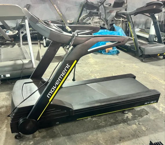 Potência e Durabilidade: Esteira Movement RT 150 Black Edition ?