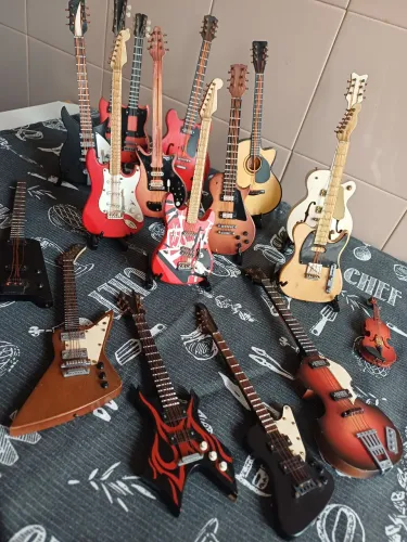 Miniaturas de guitarras
