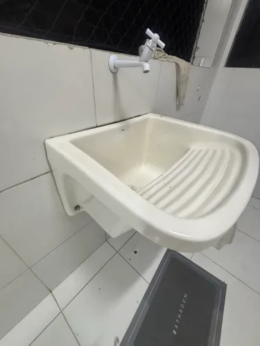 Tanque de louça com esfregador