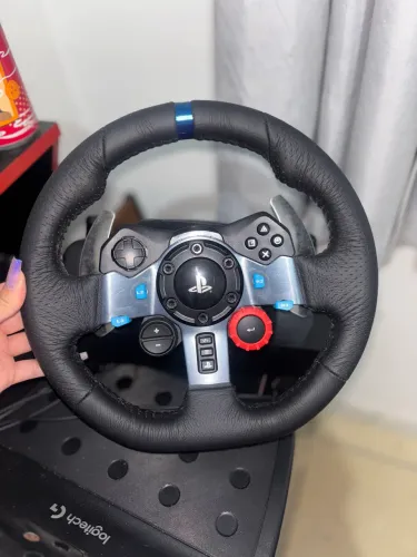 volante Logitech G29 Driving Force Racing Wheel com pedais e câmbio.