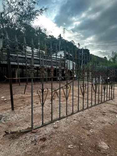 Conjunto de grades antigas de ferro reforçadas