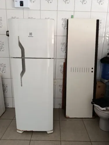 Vende-se uma geladeira Eletrolux funcionando como nova