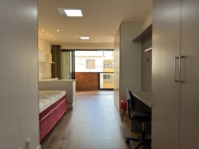 Studio mobiliado com varanda gourmet e vaga para locação