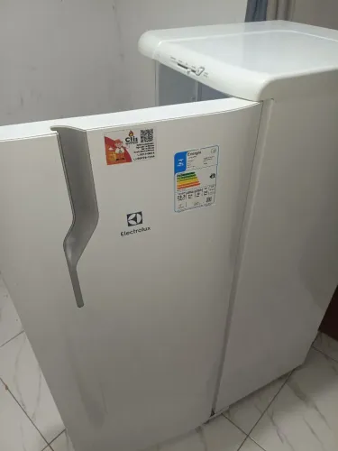 Vendo geladeira Eletrolux branca semi nova...