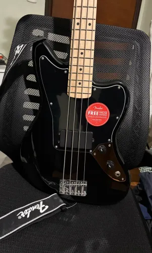Baixo Jaguar Squier Fender