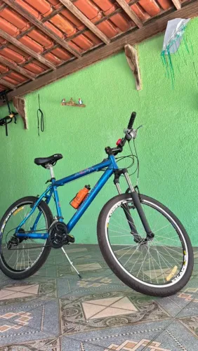 Bicicleta aro 26 , macha 24 velocidade ,com peças da shimano. Whatsapp *