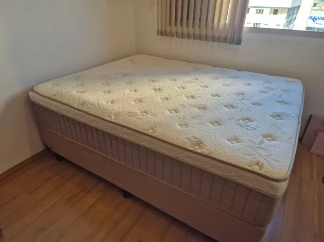 Cama box Queen molas ensacadas em excelente estado