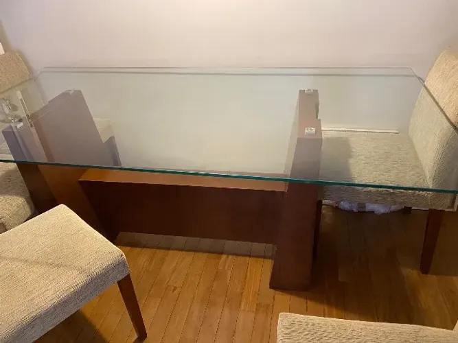 Mesa de jantar 8 lugares e 8 cadeiras estofadas cor bege