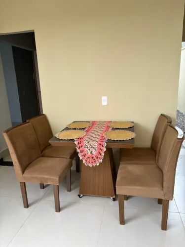 Mesa de jantar com 4 cadeiras estofadas