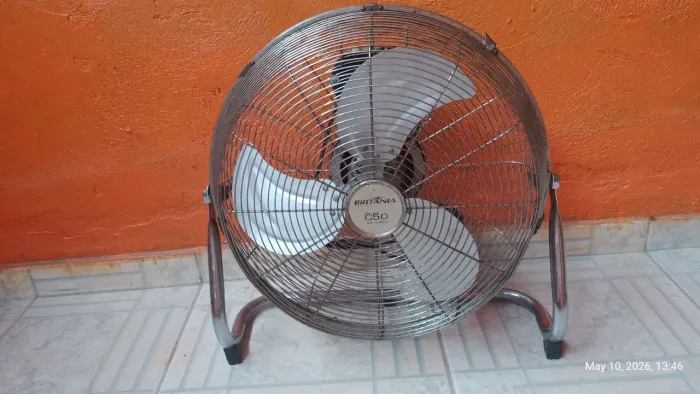 Vendo ventilador da britania de ferro oscilante