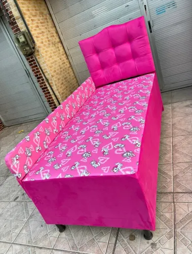 Cama infantil com cabeceira e proteção lateral
