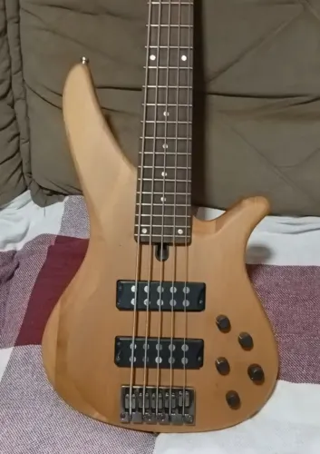 Contra baixo Yamaha RBX. 5 cordas