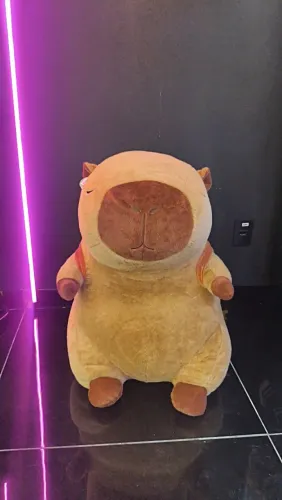 Capivara de pelúcia gigante