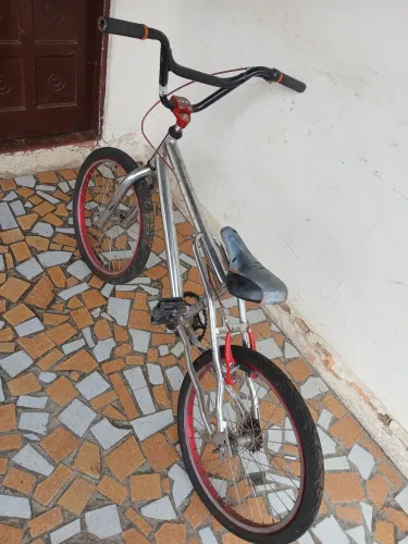 Vendo bicicleta usada aro 20, está sem a corrente e pneu é so encher