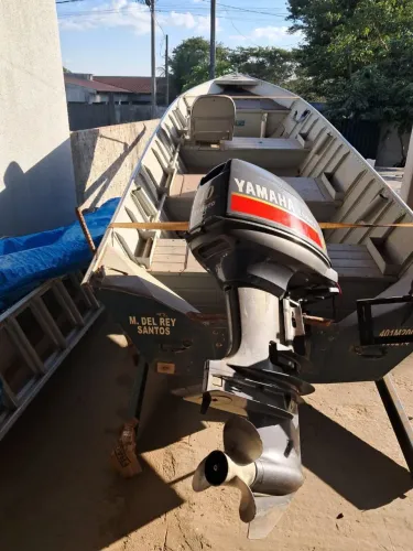 Vendo barco ano 2021 com motor Yamaha Enduro 40 HP, ano 2009.