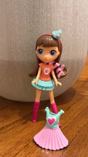 Boneca Mini Blythe Littlest Pet Shop Hasbro B53 + Roupa Extra