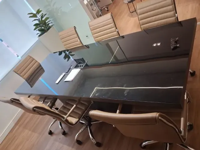 Mesa de reunião para 8 lugares com tampo de vidro preto