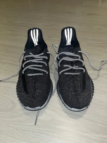 Yeezy 350 V2 Black - Réplica Premium - Tam 38 -  Cadarço Refletivo
