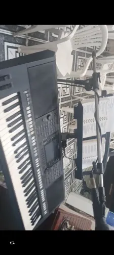 Teclado Yamaha PSR 550 e um PSR S750