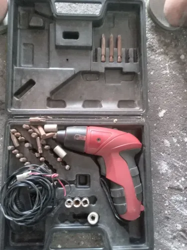 Vendo parafusadeira elétrica