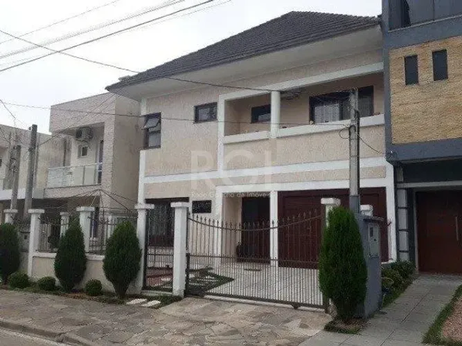 Casa para Venda - 272m², 3 dormitórios, sendo 1 suítes, 2 vagas - Hípica