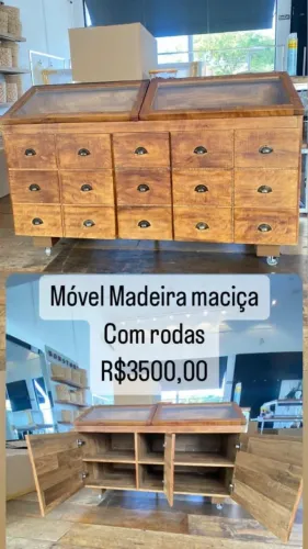 expositor de madeira maciça com rodas