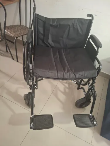 300,00 Cadeira de rodas grande + andador