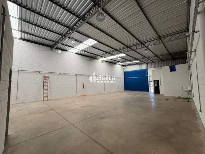 Galpão disponível para locação e venda no bairro Dona Zulmira em Uberlândia-MG.