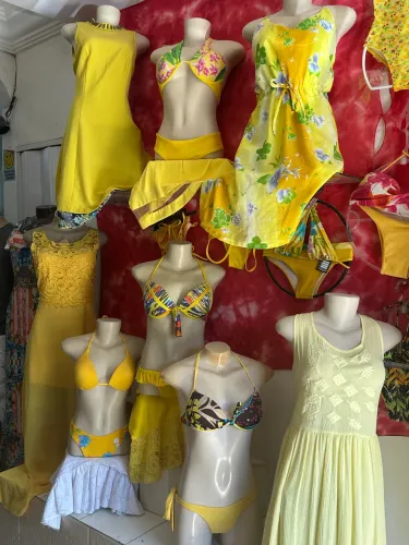Estoque completo de roupas araras e balcões 