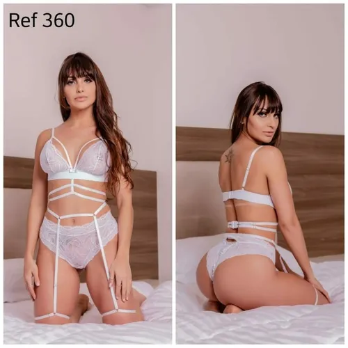 Lingerie de renda transparente com a calcinha sutiã estilo strappy bra e cinta liga