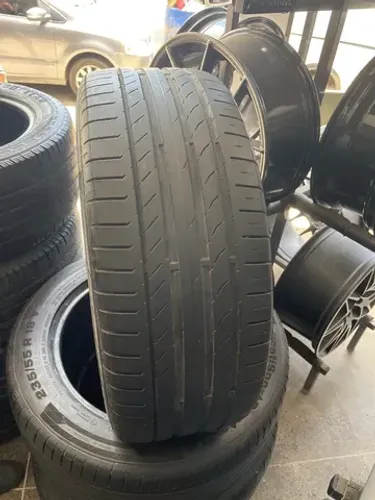 Pneu 235/55R18 Continental.