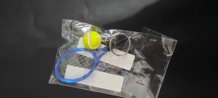 Chaveiro raquete de tenis com bolinha. 