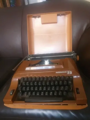 Maquina de datilografia antiga