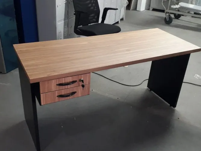 Mesa de escritório com gaveta