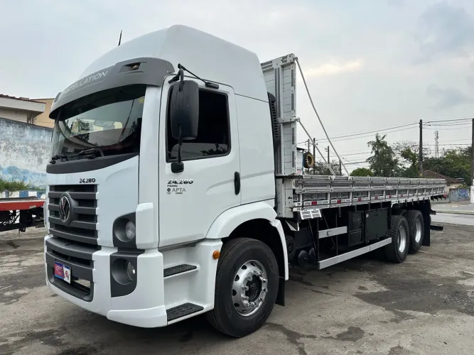 Vw 24280 2022 pneus novos carroceria