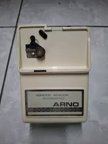 Vendo  um afiador de faca com abridor de lata elétrico raridade