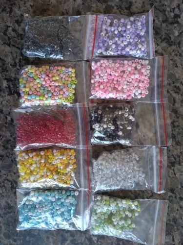 Miçangas, pérolas e botões variados .