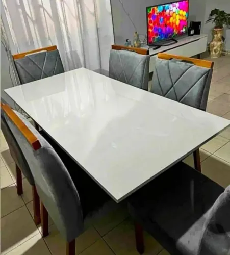 Mesa tampo com vidro e cadeiras em madeira maciça!!