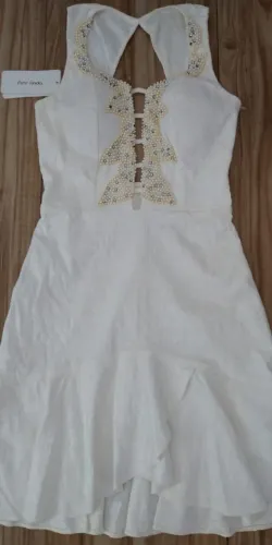 Vestido branco renda com detalhes em pérolas