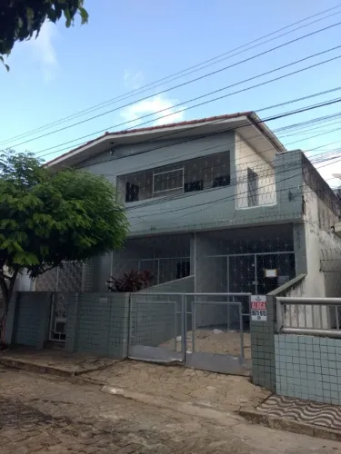 Casa Espaçosa no Centro com Garagem e Terraços!