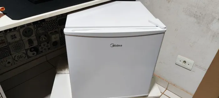 Frigobar Midea 45L novíssimo 