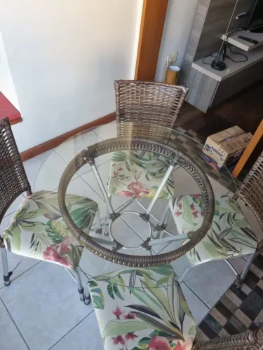 Mesa redonda com 4 cadeiras